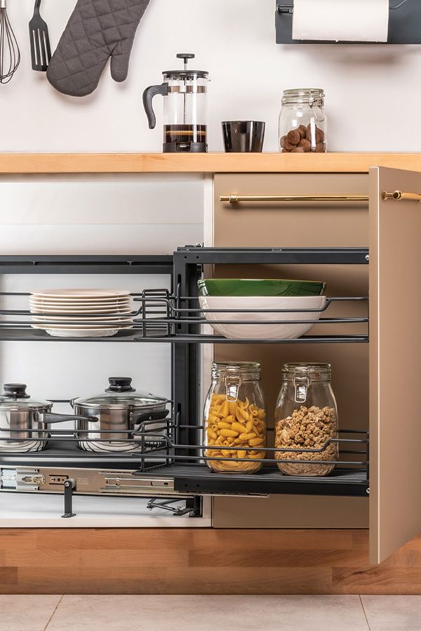 DOOR MOUNTED BLIND CORNER MECHANISM
