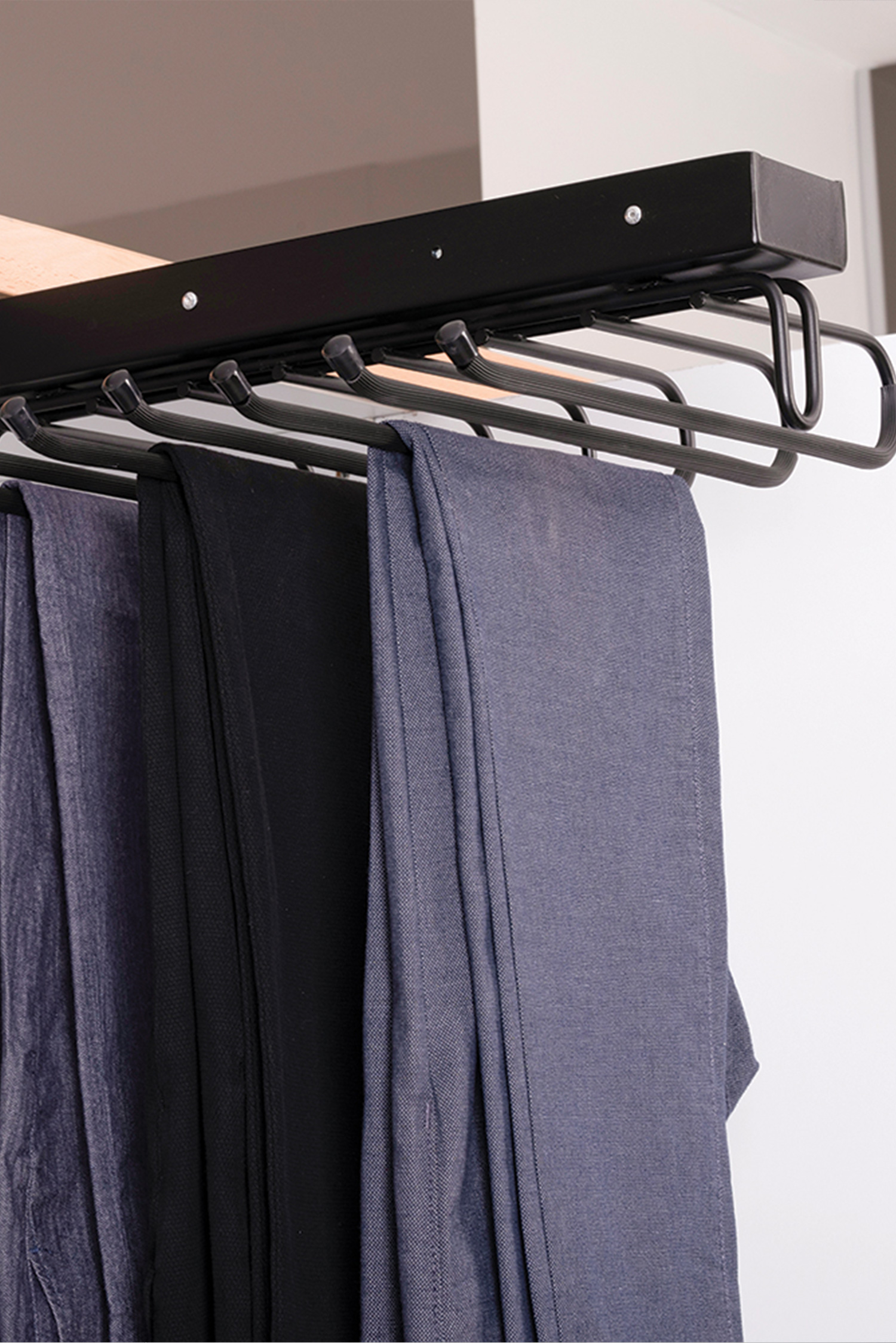 TELESCOPIC TROUSER RACK WITH RAIL MOUNTED TOP