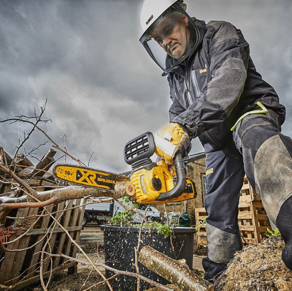 18V XR BRUSHLESS 30CM CHAINSAW - Image 3